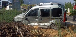 Manisa'da otomobille hafif ticari araç çarpıştı, 10 kişi yaralandı