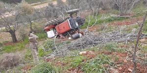 Aydın'da devrilen traktörün sürücüsü yaralandı