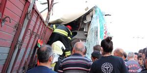 Manisa'da işçi otobüsüyle kamyonun çarpışması sonucu 30 kişi yaralandı