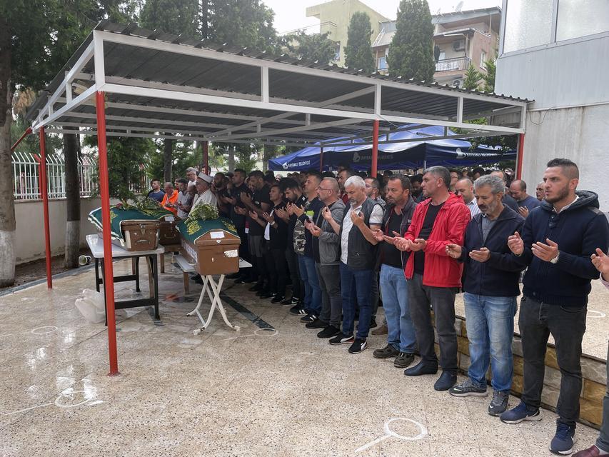 İzmir'de köpek kavgasında öldürülen 3 kişinin cenazeleri defnedildi