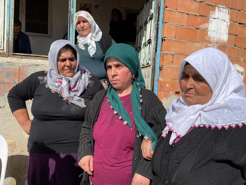 Afyonkarahisar'ın İscehisar ilçesindeki trafik kazasında, servis minibüsünün emniyet kemeri olmadığı iddia edildi. İsmail ve Nisa Nur'un annesi Sema Eser, (sağ 2) gazetecilere açıklamalarda bulundu. ( Canan Tükelay - Anadolu Ajansı )