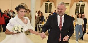 İzmir'de gelinlik giyme hayali kuran otizmli genç kız için temsili düğün yapıldı