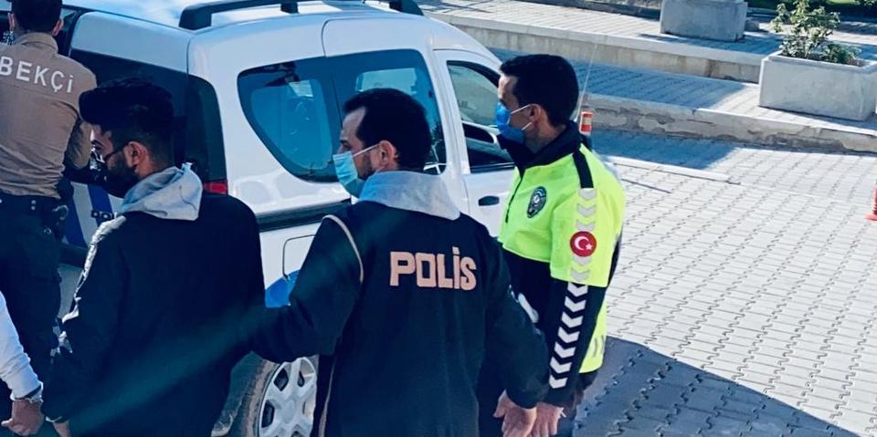 Afyonkarahisar'ın Bolvadin ilçesinde, polis ekiplerince durdurulan 2 otomobilde, yurda yasa dışı yollarla giren 5 düzensiz göçmen yakalandı. ( Emniyet Genel Müdürlüğü - Anadolu Ajansı )