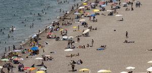 Antalya sahillerinde bayram tatili yoğunluğu yaşanıyor