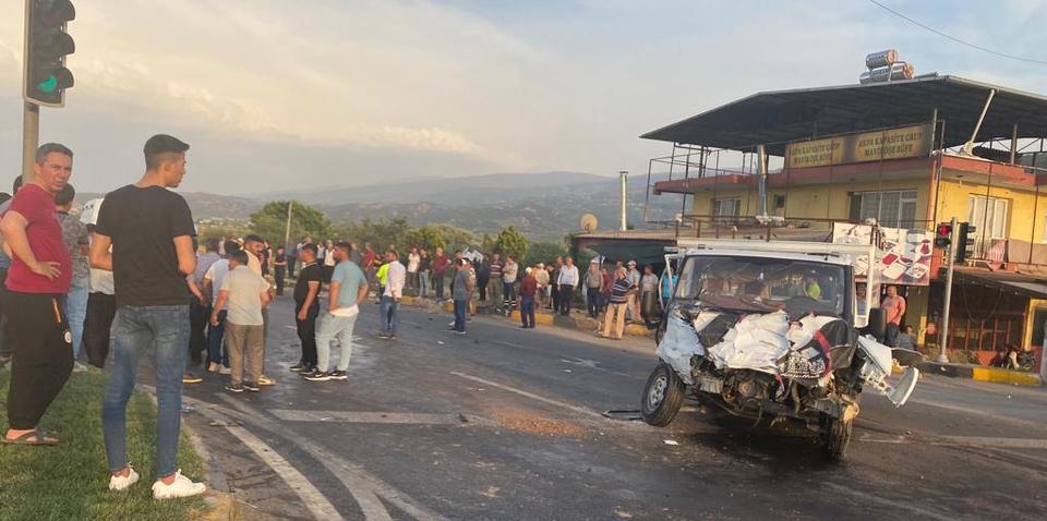 Manisa'da minibüsle kamyonetin çarpışması sonucu 4 kişi yaralandı