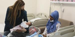 Dokuz Eylül Üniversitesi (DEÜ) Rektörü Prof. Dr. Nükhet Hotar, Yunanistan unsurlarının lastik botla Türk kara sularına ittiği iki düzensiz göçmen kadını, doğum yaptıkları hastanede ziyaret etti. ( Dokuz Eylül Üniversitesi - Anadolu Ajansı )