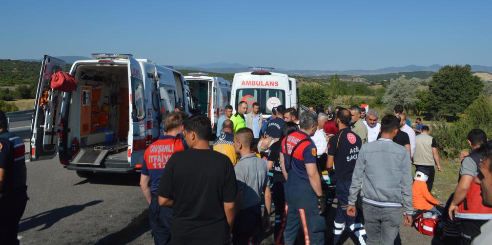 Kütahya’da işçi servisinin devrilmesi sonucu 11 kişi yaralandı