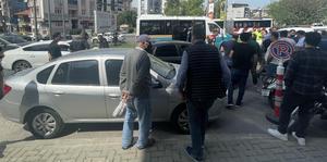 İzmir'de yol verme kavgasında 4 kişi yaralandı