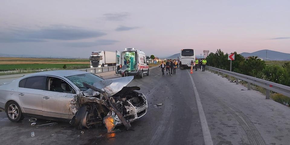 Afyonkarahisar'da otobüsle çarpışan otomobildeki 5 kişi yaralandı