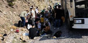 Muğla'da park halindeki kamyon kasasında 72 düzensiz göçmen yakalandı