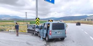 Afyonkarahisar'da hafif ticari araç ile otomobilin çarpışması sonucu 4 kişi yaralandı