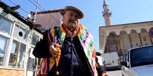 Muğla'da 42 yıldır Yörük kıyafetleriyle tespih satan Kemal Efe yöre kültürünü yaşatıyor