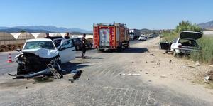 Antalya'da iki otomobil çarpıştı, 4 kişi yaralandı