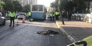 Antalya'da otobüse tutunmaya çalışan patenli çocuklardan biri öldü, biri yaralandı