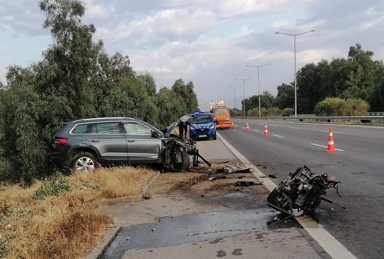 Aydın'da ağaca çarpan otomobildeki 3 kişi yaralandı