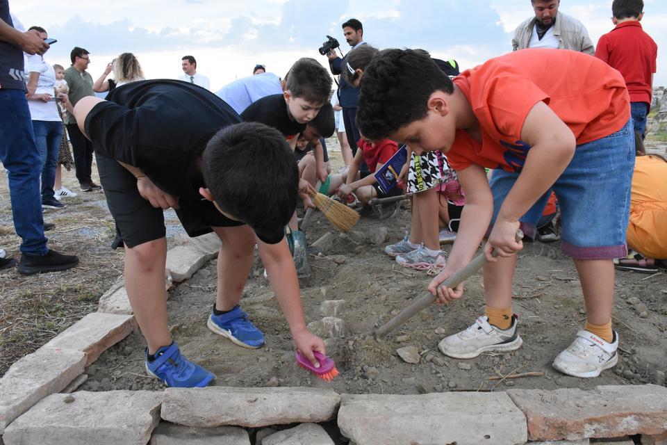 Aydın'da öğrenciler Magnesia Antik Kenti'ni gezdi