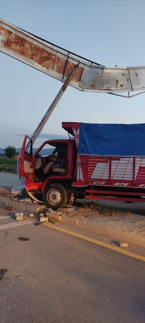 Aydın'da kamyonetin refüje çıkması sonucu 2 kişi yaralandı
