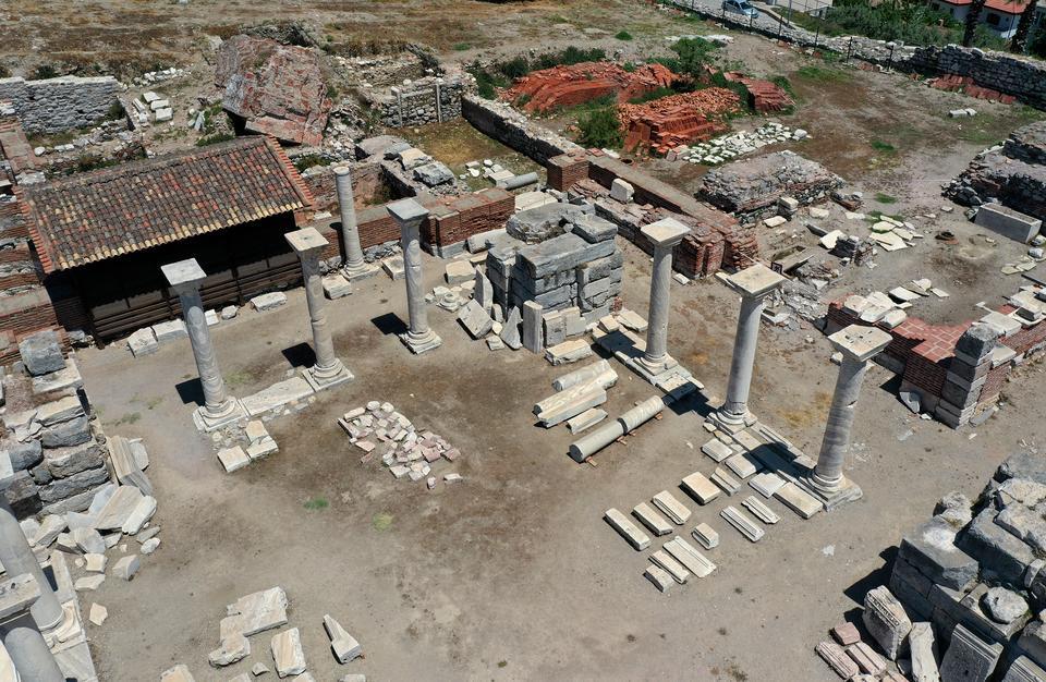 Selçuk'taki kazılarda Bizans Dönemi'ndan kalma zemin döşemesi gün yüzüne çıkarıldı