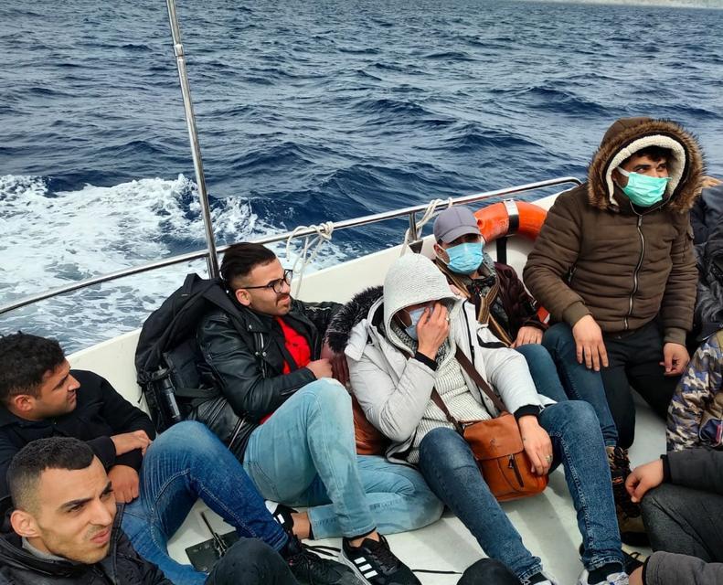 Marmaris'te can sallarındaki 18 düzensiz göçmen kurtarıldı