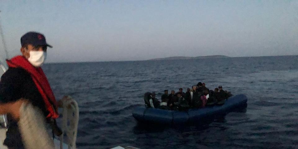 Yunanistan unsurlarınca Türk karasularına geri itilen 28 düzensiz göçmen kurtarıldı