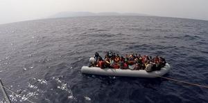 İzmir açıklarında Yunanistan unsurlarınca geri itilen 59 düzensiz göçmen kurtarıldı