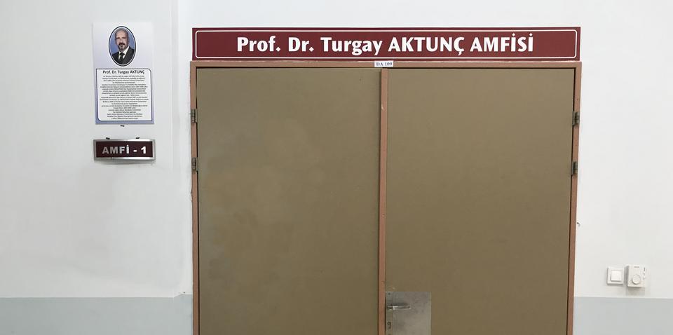 Aydın Adnan Menderes Üniversitesi (ADÜ) Tıp Fakültesi’nde görev yaptıkları süre içerisinde hayatlarını kaybeden öğretim üyelerinin isimleri, fakültede bulunan amfilere verildi.
