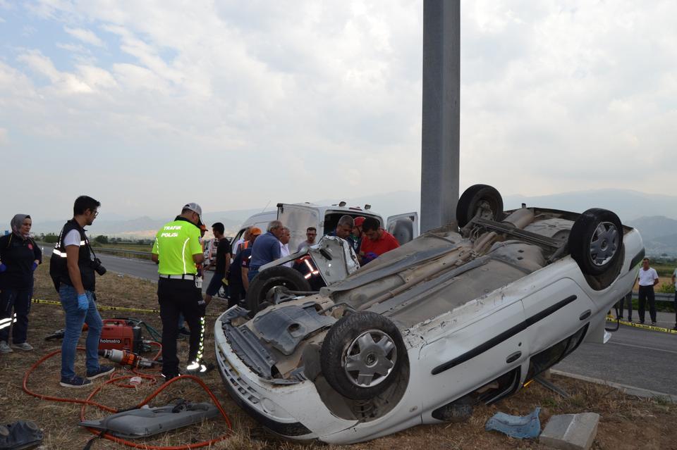 Manisa'da iki otomobilin çarpıştığı kazada 3 kişi öldü