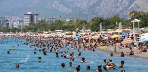 Antalya sahillerinde bayram tatilinin son gününde de yoğunluk sürdü