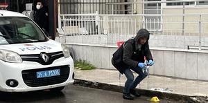İzmir'de ganyan bayisi önünde silahla yaralanan kişi hastaneye kaldırıldı