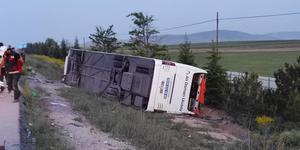 Afyonkarahisar'da yolcu otobüsünün devrilmesi sonucu 27 kişi yaralandı