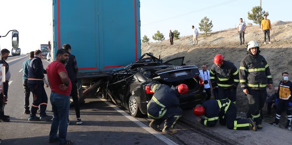 Kütahya'da tırla çarpışan makam aracının sürücüsü hayatını kaybetti