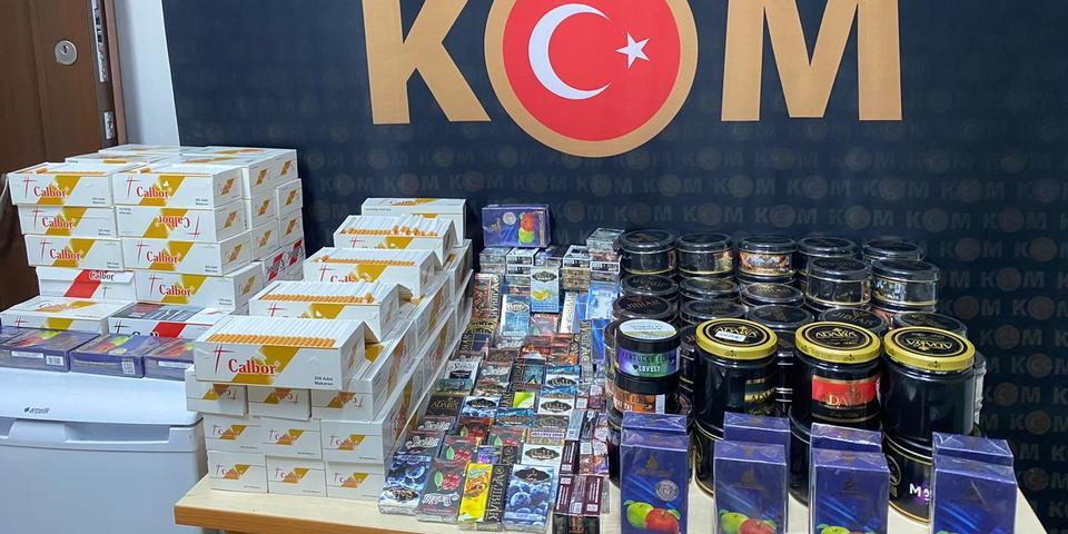 İzmir'in Tire ilçesinde düzenlenen kaçak tütün operasyonunda 1 kişi gözaltına alındı. Operasyonda 45 bin sahte bandrollü boş makaron, 48 kilogram kaçak nargile tütünü, 5 kilo kıyılmış tütün ele geçirildi. ( Ödemiş İlçe Emniyet Müdürlüğü - Anadolu Ajansı )