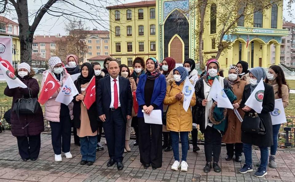 Kütahya'da Hak-İş'e bağlı sendikalar tarafından 25 Kasım Kadına Yönelik Şiddetle Uluslararası Mücadele Günü dolayısıyla basın açıklaması yapıldı. ( Ramazan Doğan - Anadolu Ajansı )