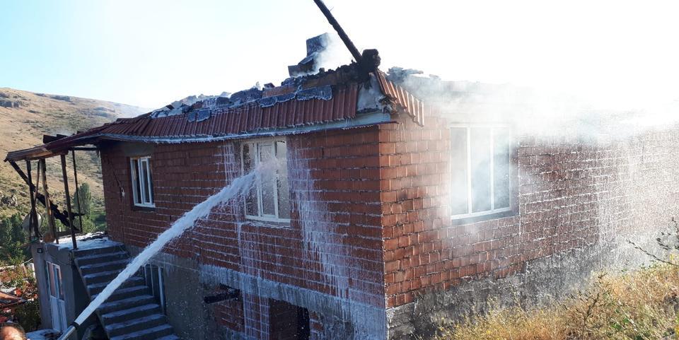 Şuhut'ta çıkan ev yangını söndürüldü