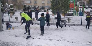Muğla'da trafik polisleri çocuklarla kar topu oynadı