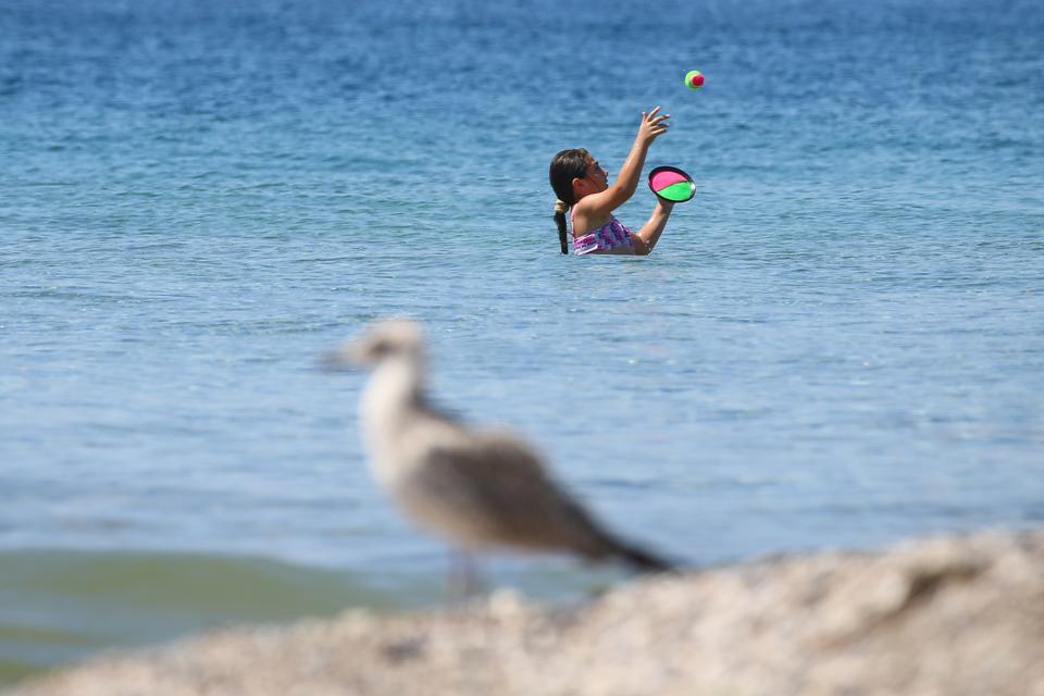 Antalya sahillerinde bayram tatilinin son gününde de yoğunluk sürdü