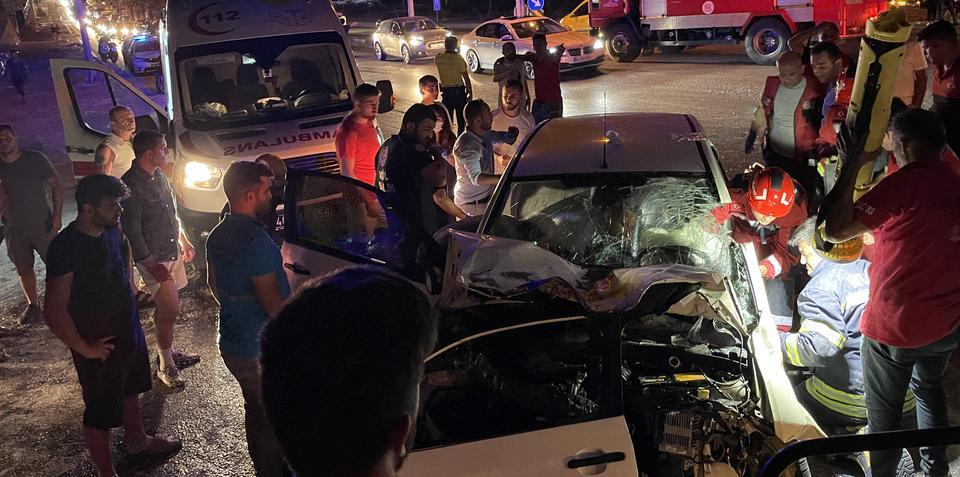 Bodrum'da kamyonetle otomobilin çarpıştığı kazada 4 kişi yaralandı
