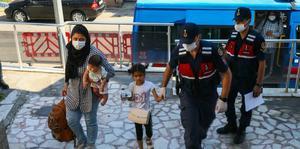 İzmir'de 143 düzensiz göçmen yakalandı