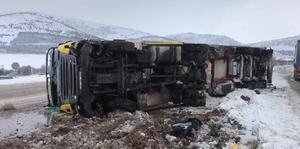 Kar yağışının etkili olduğu Afyonkarahisar'da kaza nedeniyle ulaşım aksıyor