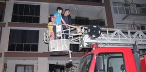 Aydın'da apartmanda çıkan yangında 6 kişi dumandan etkilendi
