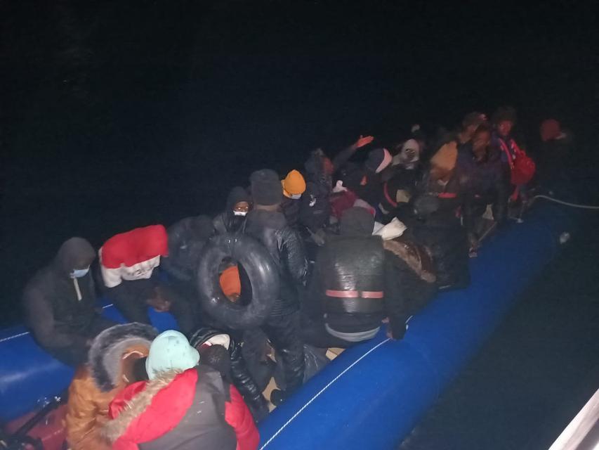 İzmir açıklarında Yunanistan unsurlarınca geri itilen 59 düzensiz göçmen kurtarıldı