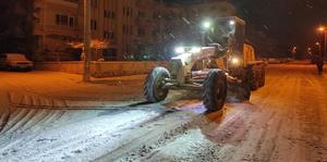 Demirci ve Alaşehir'de kar yağışı etkili oluyor