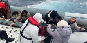 İzmir açıklarında Yunanistan unsurlarınca geri itilen 77 düzensiz göçmen kurtarıldı