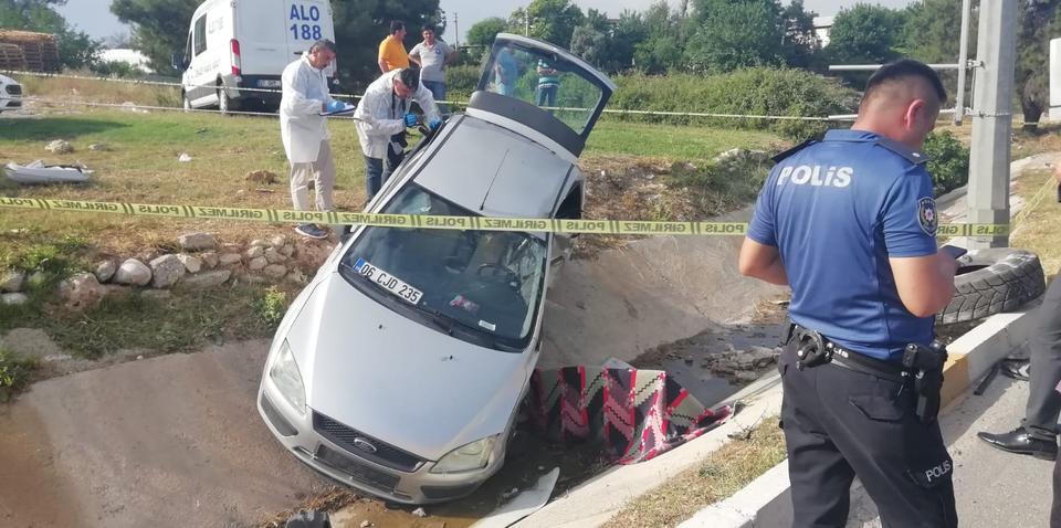 Antalya'da direğe çarpan araçtaki anne ve kızı öldü, oğlu yaralandı