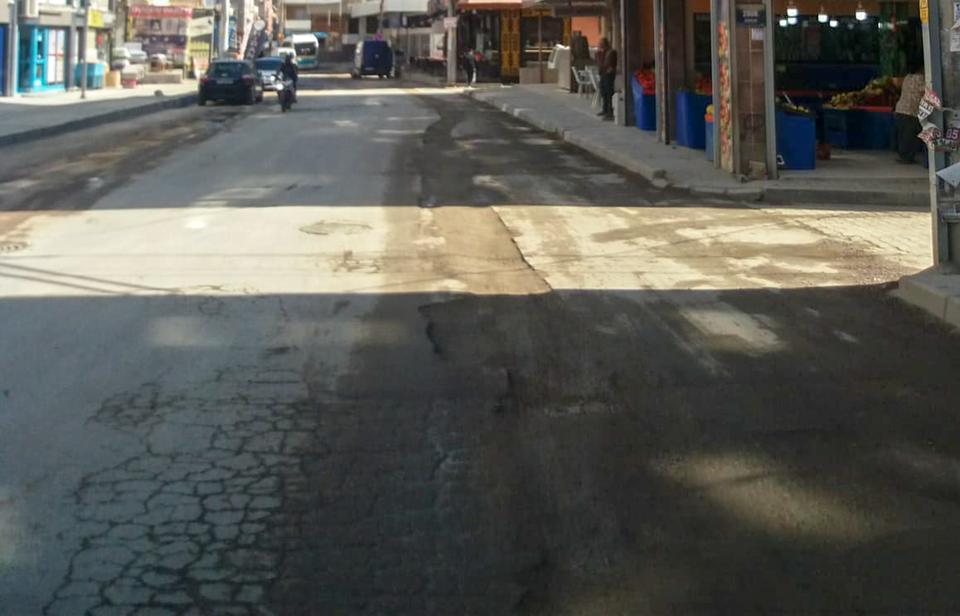 İzmir'in Bayraklı ilçesindeki bir caddede doğal gaz çalışması sonrası asfaltlanmayan yol, vatandaşların tepkisini çekiyor. ( AA - Anadolu Ajansı )