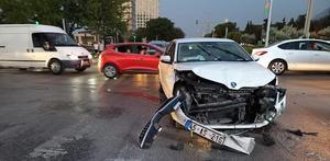 Manisa'da iki otomobilin çarpışması sonucu 2 kişi yaralandı