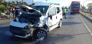 Manisa'da hafif ticari araçla otomobilin çarpışması sonucu 2 kişi yaralandı