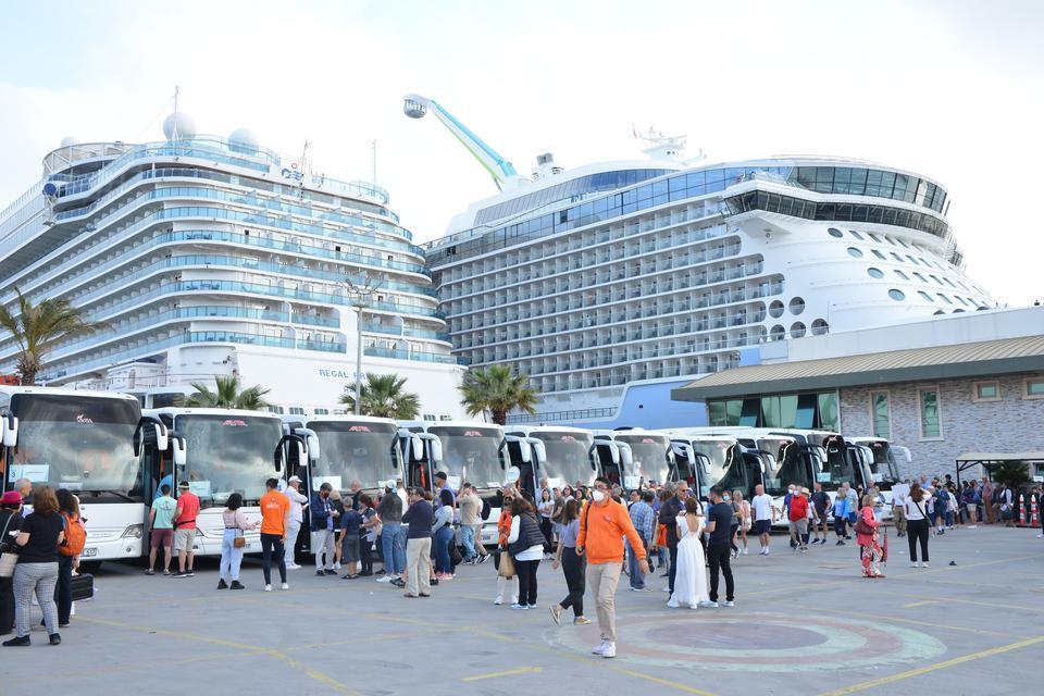 Bahama bandıralı dev kruvaziyer, 4 bin 281 yolcuyla Kuşadası'na geldi