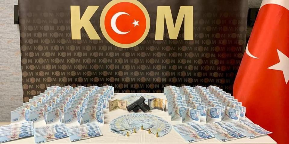 İzmir'de piyasaya sahte para sürmeye çalışan 3 zanlı tutuklandı