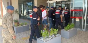 İzmir'de yasa dışı geçiş hazırlığındaki 118 düzensiz göçmen yakalandı